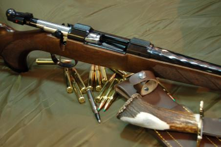 Oferta unui traficant: arme de vanatoare la pachet cu 40 de cartuse