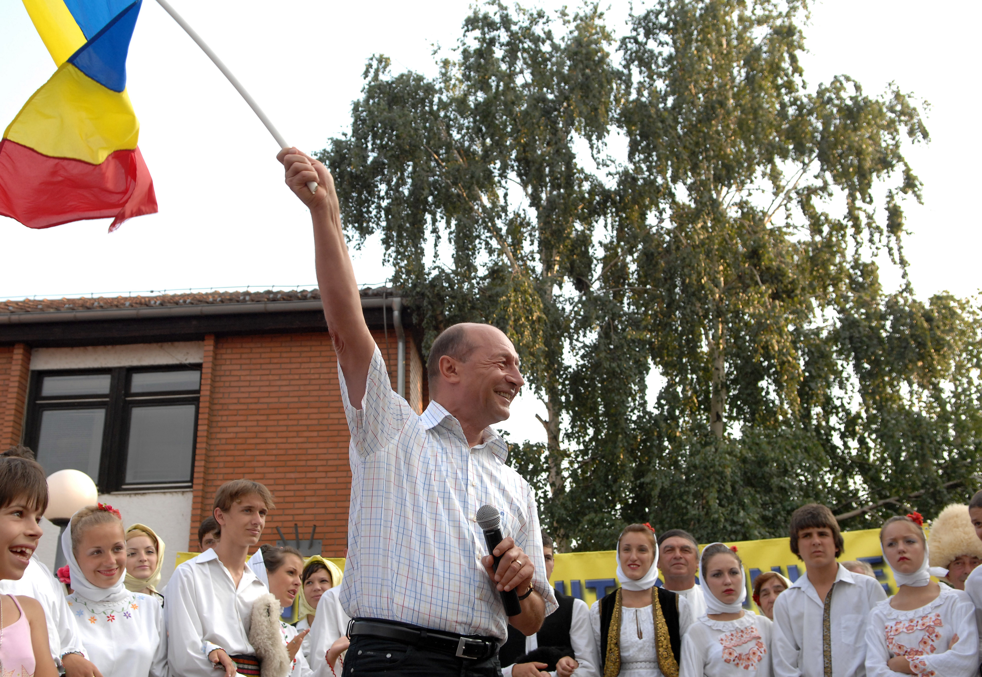 Traian Basescu a jucat "bine"! In vizita la romanii din Serbia
