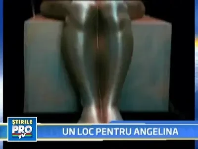 Angelina Jolie, imortalizata goala cu gemenii