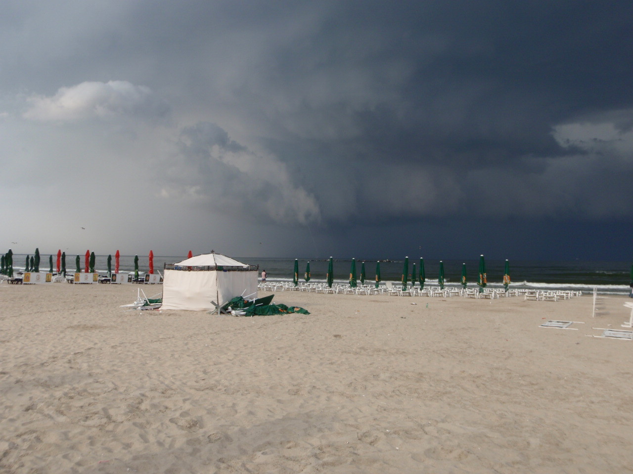 Oras culcat la pamant. Tornadele fac prapad in SUA. Zeci de morti. VIDEO