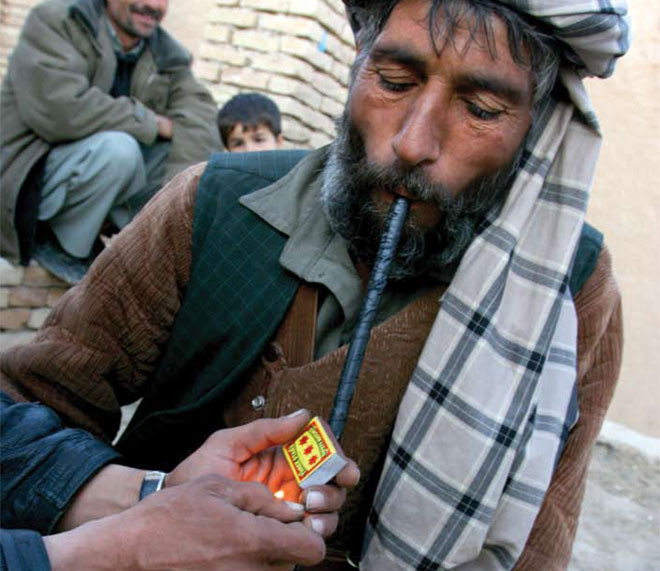 Toti locuitorii dintr-un sat din Afganistan, dependenti de droguri!