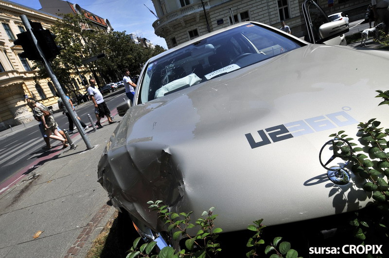 Masina trupei U2, lovita in Croatia de autoturismul unor romani