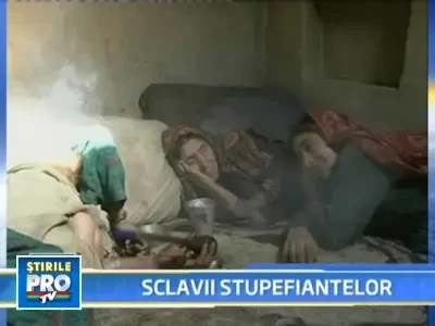 Toti locuitorii dintr-un sat din Afganistan, dependenti de droguri!