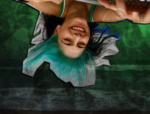 Uite-o pe Alice cu capul in jos!