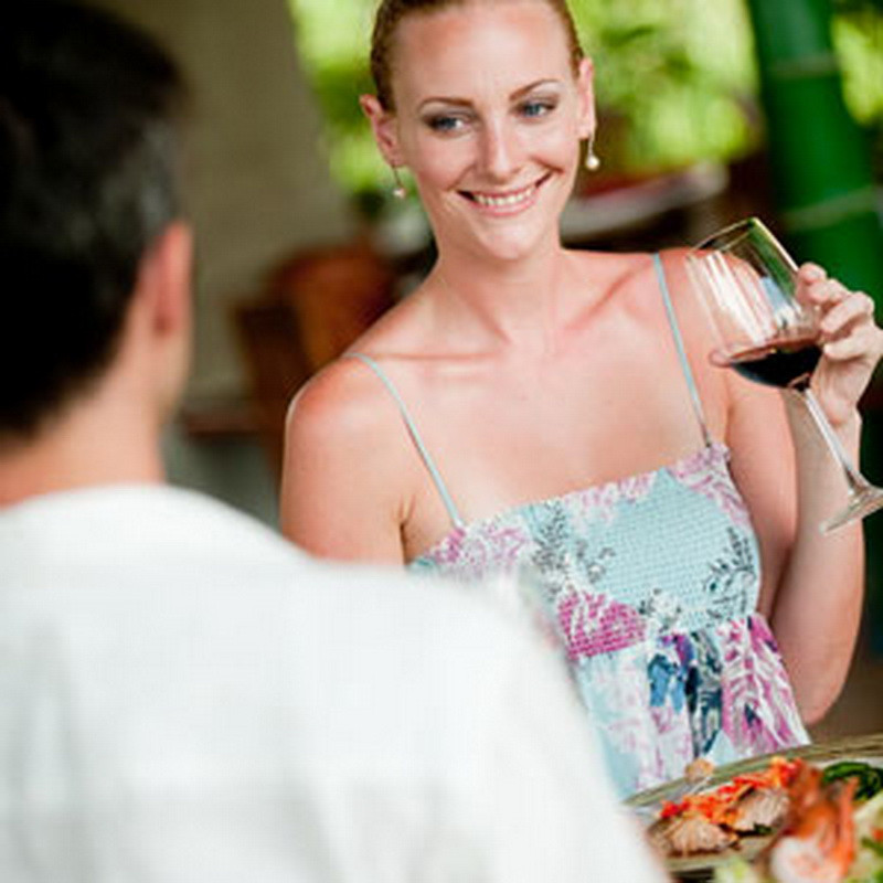 Femeile mananca mai putin in prezenta barbatilor