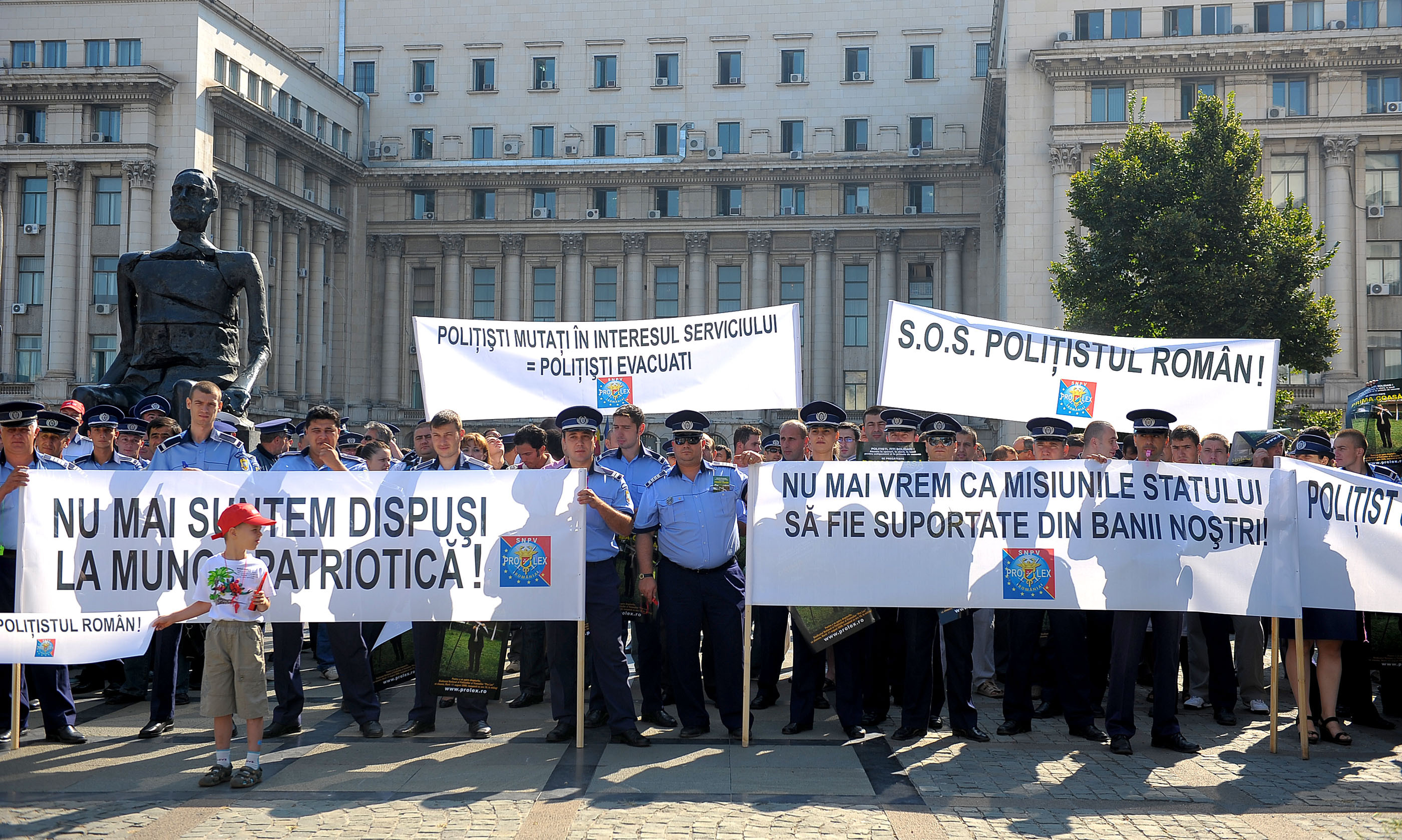 5.000 de politisti au descins la Cotroceni ca sa-l interogheze pe Basescu