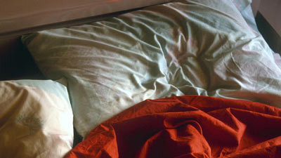 Dezamagit de femei, vrea sa se insoare cu... perna!