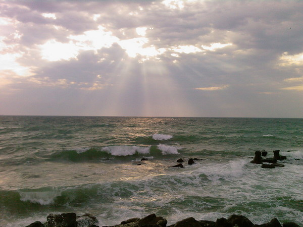 Scafandrii si politistii il cauta pe pescarul disparut in larg!