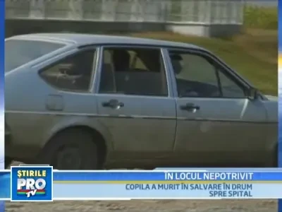 O fetita de 1 an a murit strivita de motorul la care lucra tatal ei!