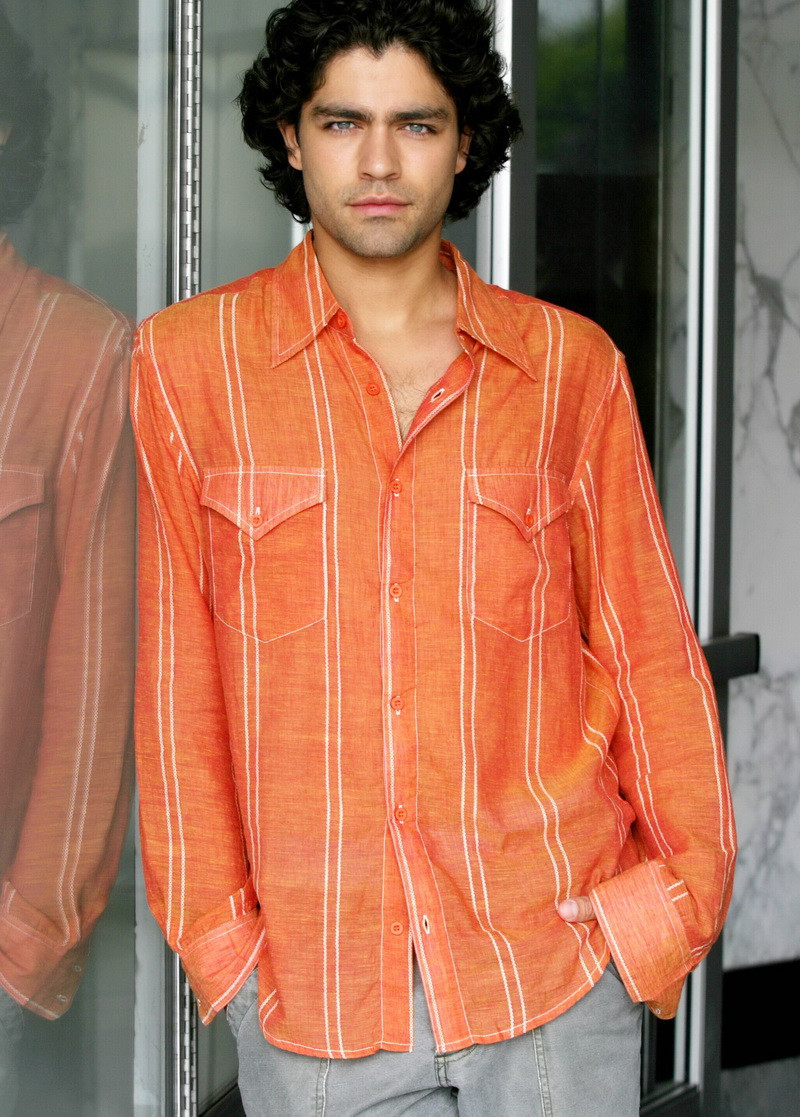 Ca sa para mai dotat, Adrian Grenier isi indeasa sosetele in pantaloni!