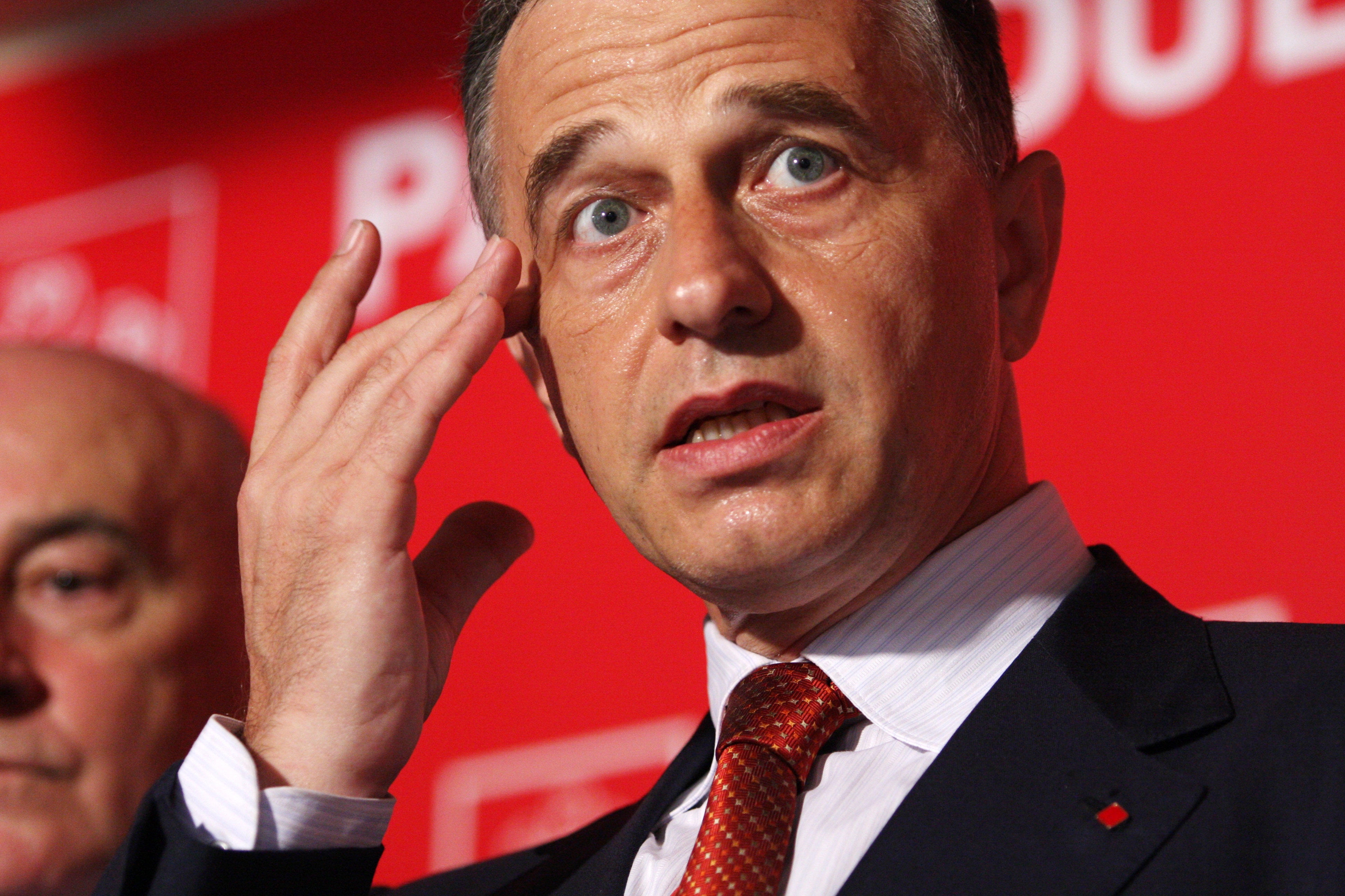 Ce prevad CC si Regulamentul Senatului despre procedura legala de schimbare a lui Mircea Geoana