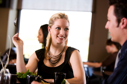 Doar 3 romani din 10 mai iau masa la restaurant. Si totusi, a crescut numarul localurilor