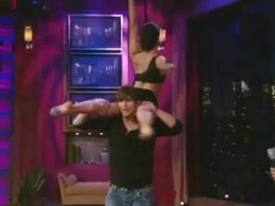 Ashton Kutcher are o femeie infasurata in jurul gatului!