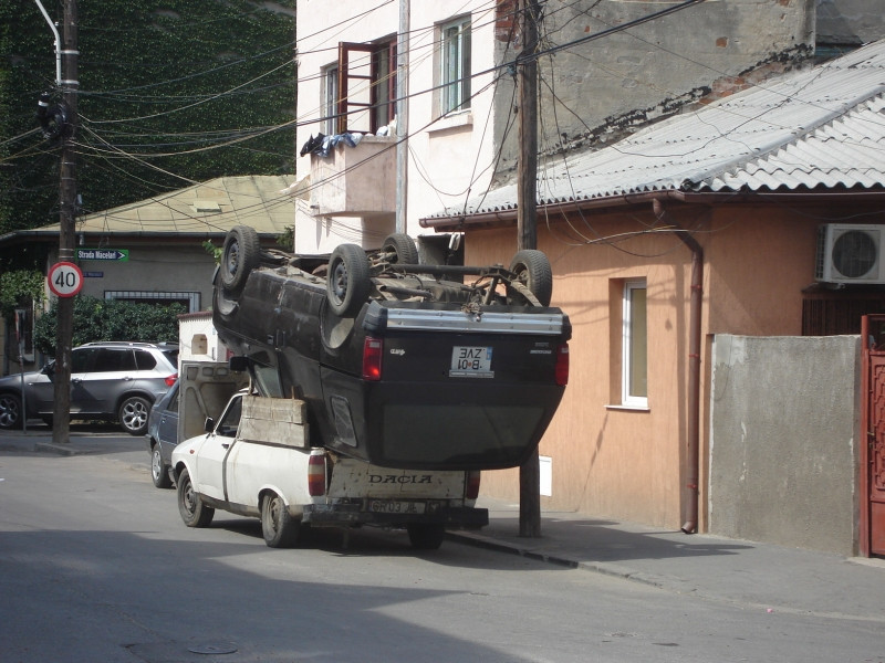 Un "Papuc" cara in spate un ditamai SUV-ul, frate!