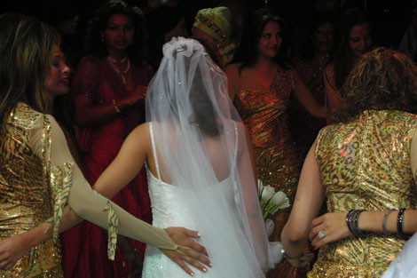 Saptamana si sotul! S-a casatorit cu 6 barbati intr-o luna si jumatate