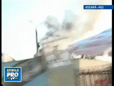 Panica in Iasi, dupa ce mansarda unui bloc a fost cuprinsa de flacari