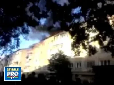 Panica in Iasi, dupa ce mansarda unui bloc a fost cuprinsa de flacari