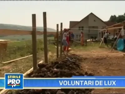 Muncitori de lux! Avocati din strainatate fac case pentru saracii din Cluj!