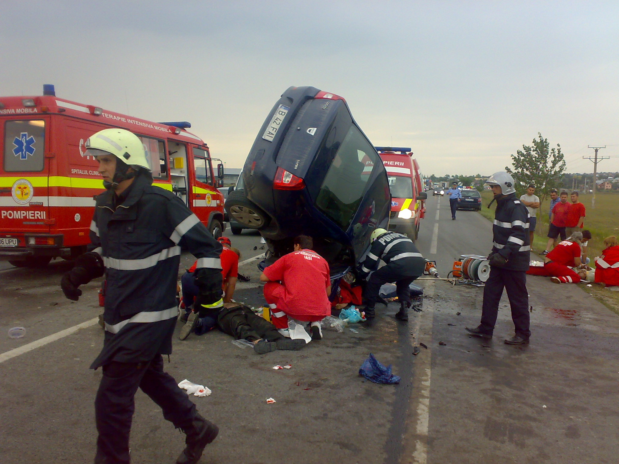 Spulberat de masina si tarat aproape 30 de metri pe sosea!