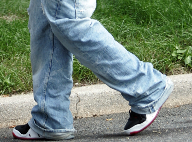 Un pusti a reusit sa stranga 30.000 de perechi de pantaloni pentru nevoiasi