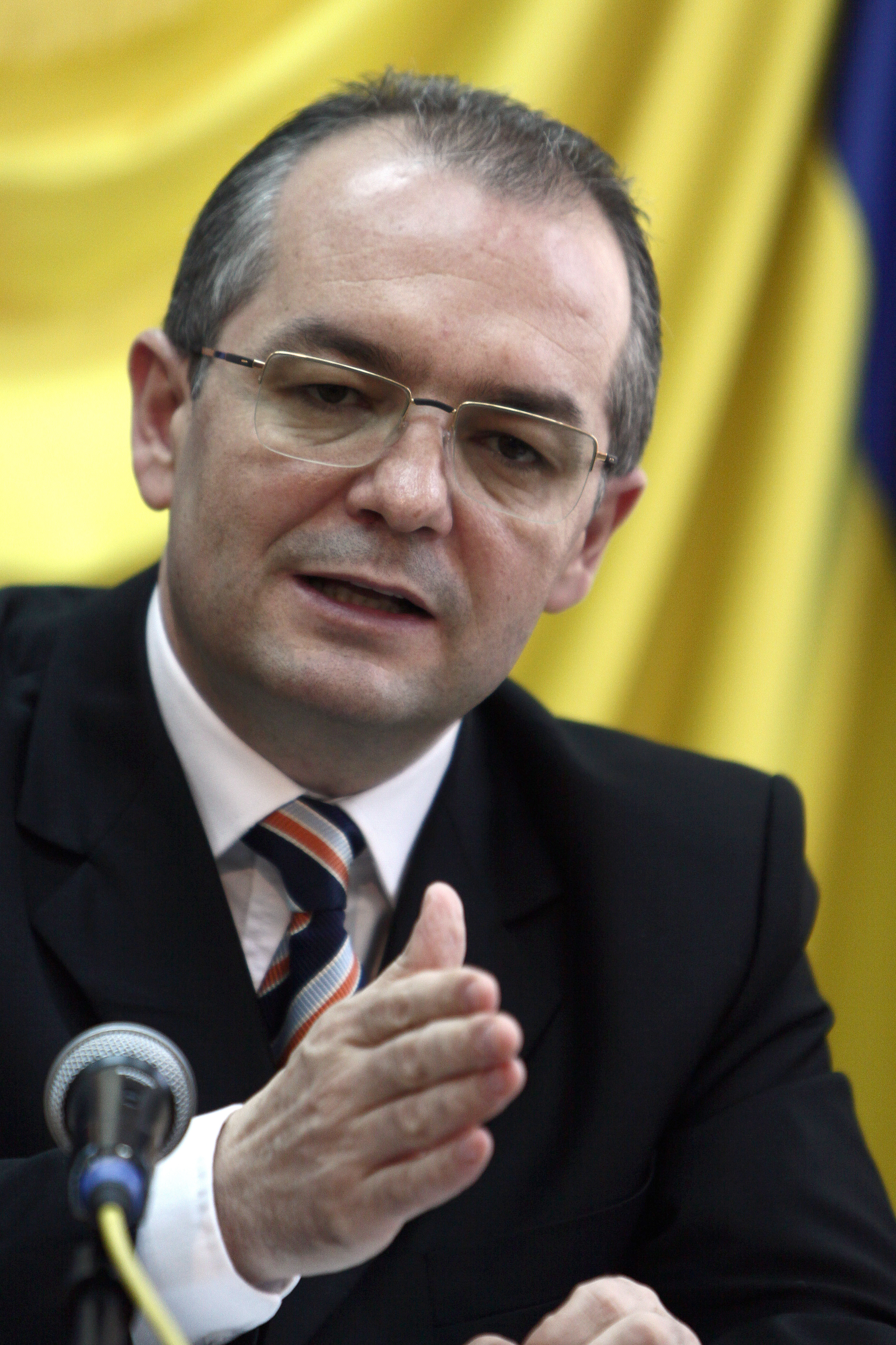 Nemultumiti de legile guvernului Boc,pilotii de avioane ameninta cu demisia