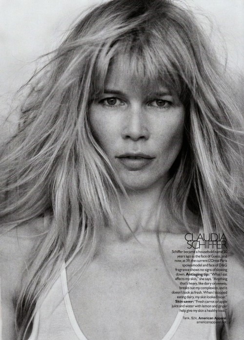 Claudia Schiffer va lansa o linie de haine din casmir