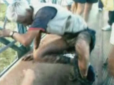 IMAGINI SOCANTE! S-a electrocutat la 110.000 de volti si traieste!