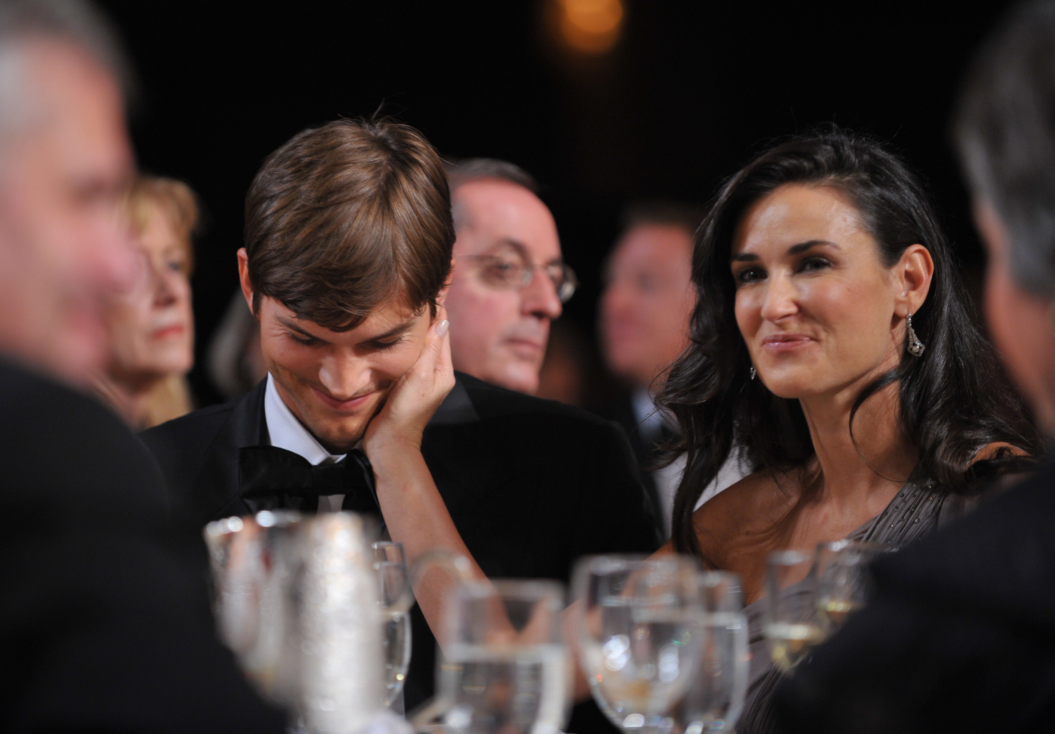 Demi Moore, mandra ca femeile flirteaza cu iubitul Ashton!