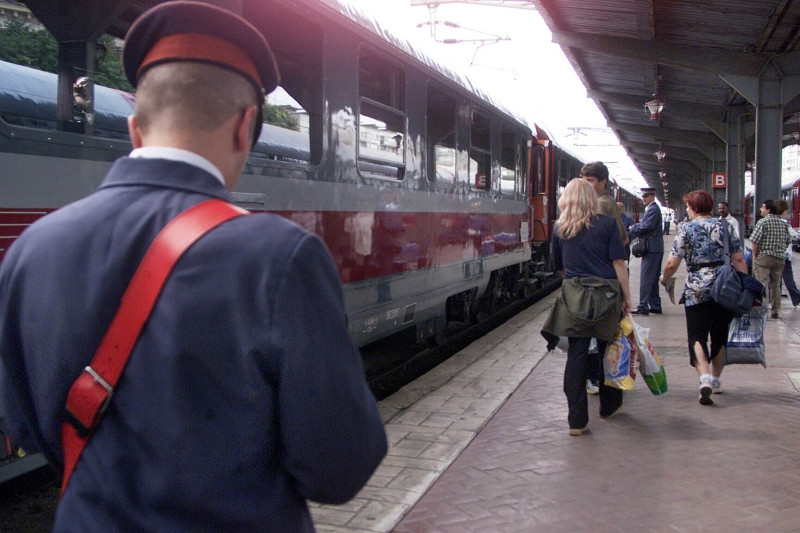 Angajati ai CFR,banuiti ca au falsificat bilete de tren. Modificau pretul tichetelor dupa ce le completau cu pasta volatila