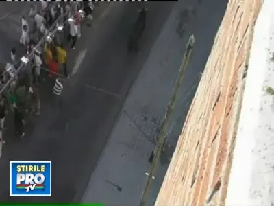IMAGINI SOCANTE! Luat in coarne si calcat in picioare de un taur!