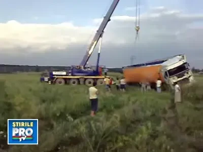 Trafic blocat mai multe ore, dupa ce un TIR s-a rasturnat!