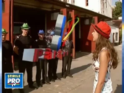 Jos palaria in fata pompierilor militari!