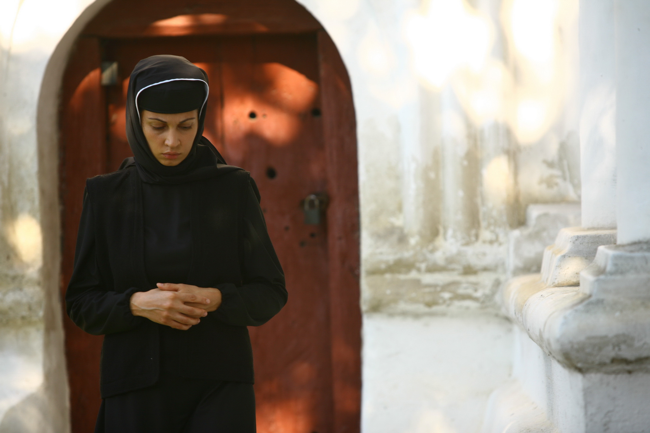 Nicoleta Luciu imbraca haine de calugarita in "Aniela"!