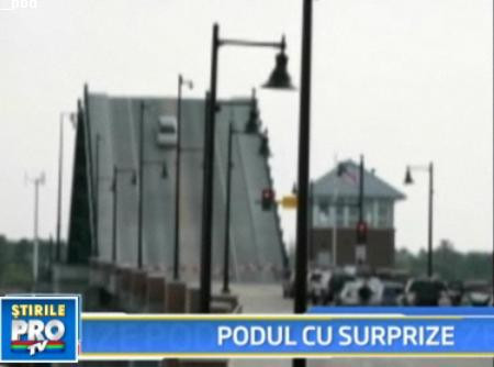 A ramas suspendata pe un pod mobil in timp ce mergea cu masina!