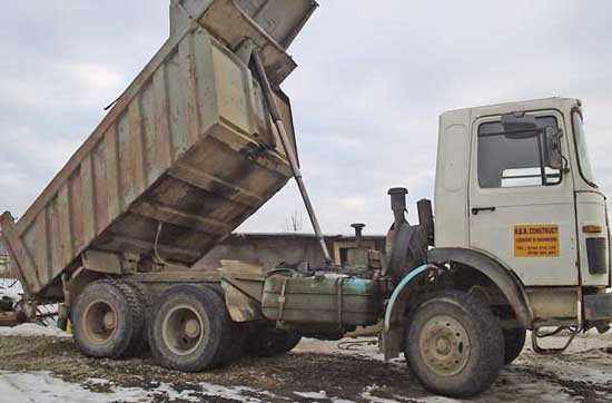 "O basculanta a zburat de pe pod direct in apa, iar soferul e prins acolo!"