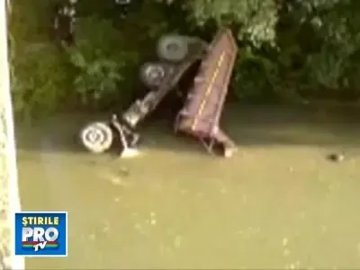 Accident cu multe semne de intrebare! S-a prabusit in albia unui rau!