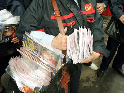 Postarita talharita in Timis. Doi barbati mascati au tabarat pe ea si i-au luat geanta cu bani