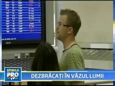 A ajuns dupa gratii pentru ca umbla gol prin avion!