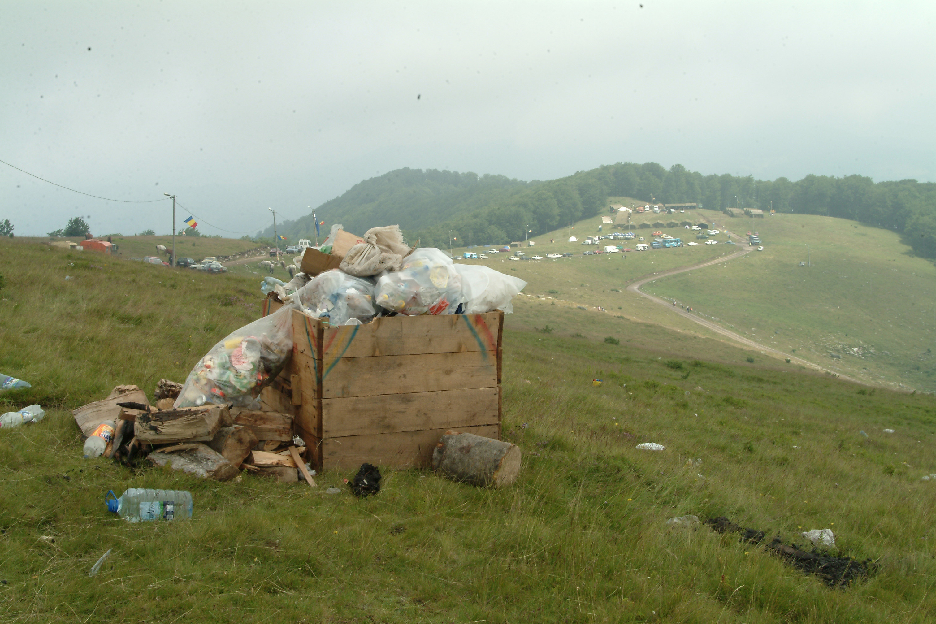 Munti de gunoaie! Romanii petrec in natura, dar uita sa stranga mizeria