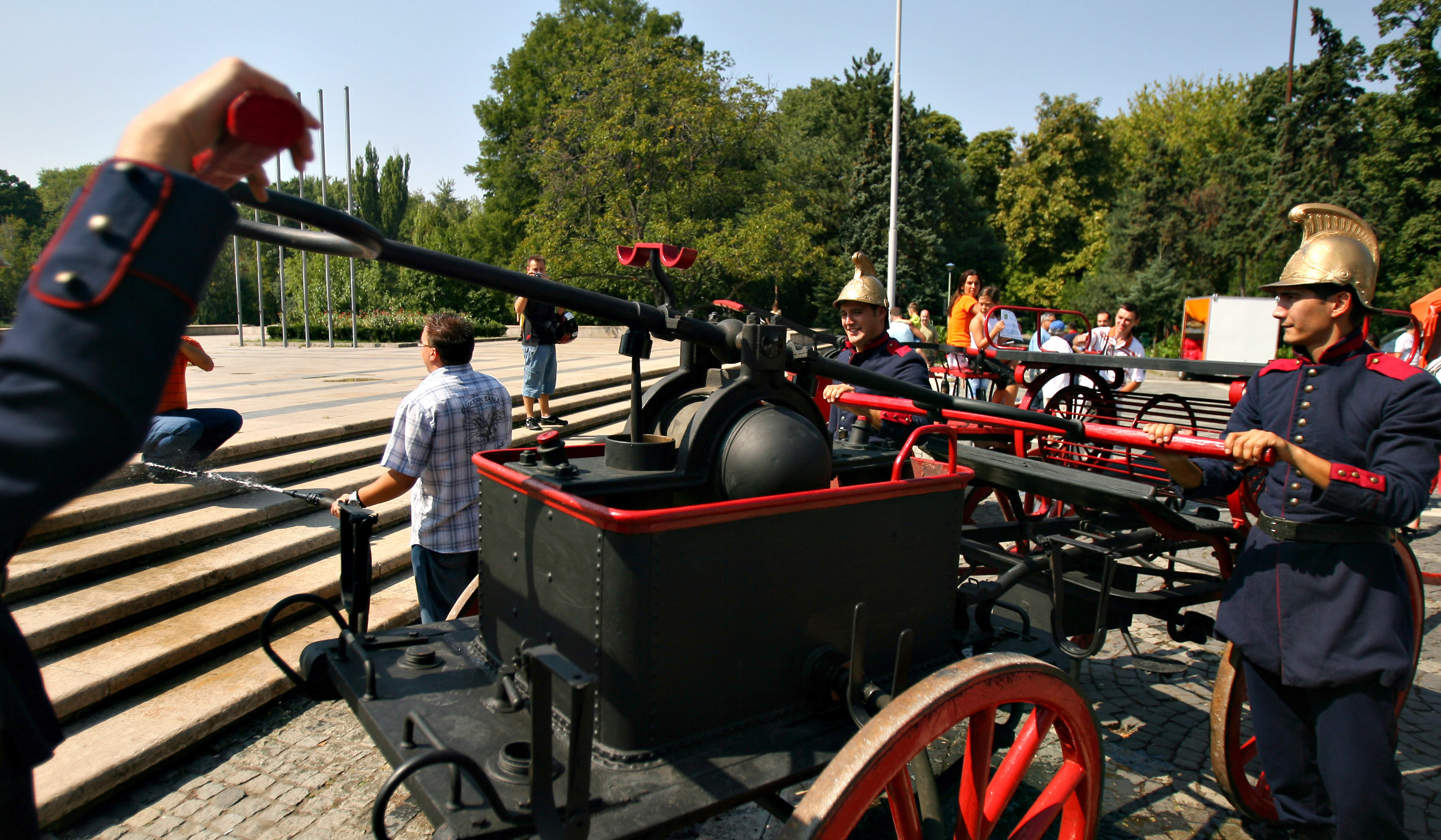 La multi ani, pompierilor din Romania!