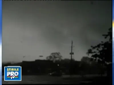 Furtuni violente au ravasit parti intinse din provincia canadiana Ontario