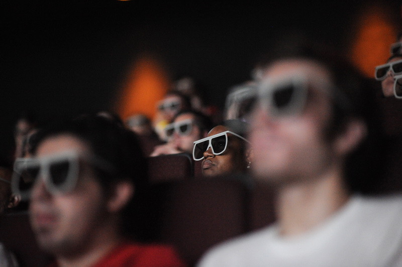 Aveti ameteli si migrene inexplicabile? Poate e de la filmul 3D vizionat