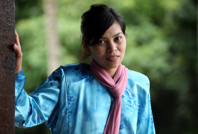 Femeie din Malaezia, biciuita pentru ca a fost prinsa band bere in club