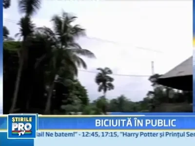 Femeie din Malaezia, biciuita pentru ca a fost prinsa band bere in club