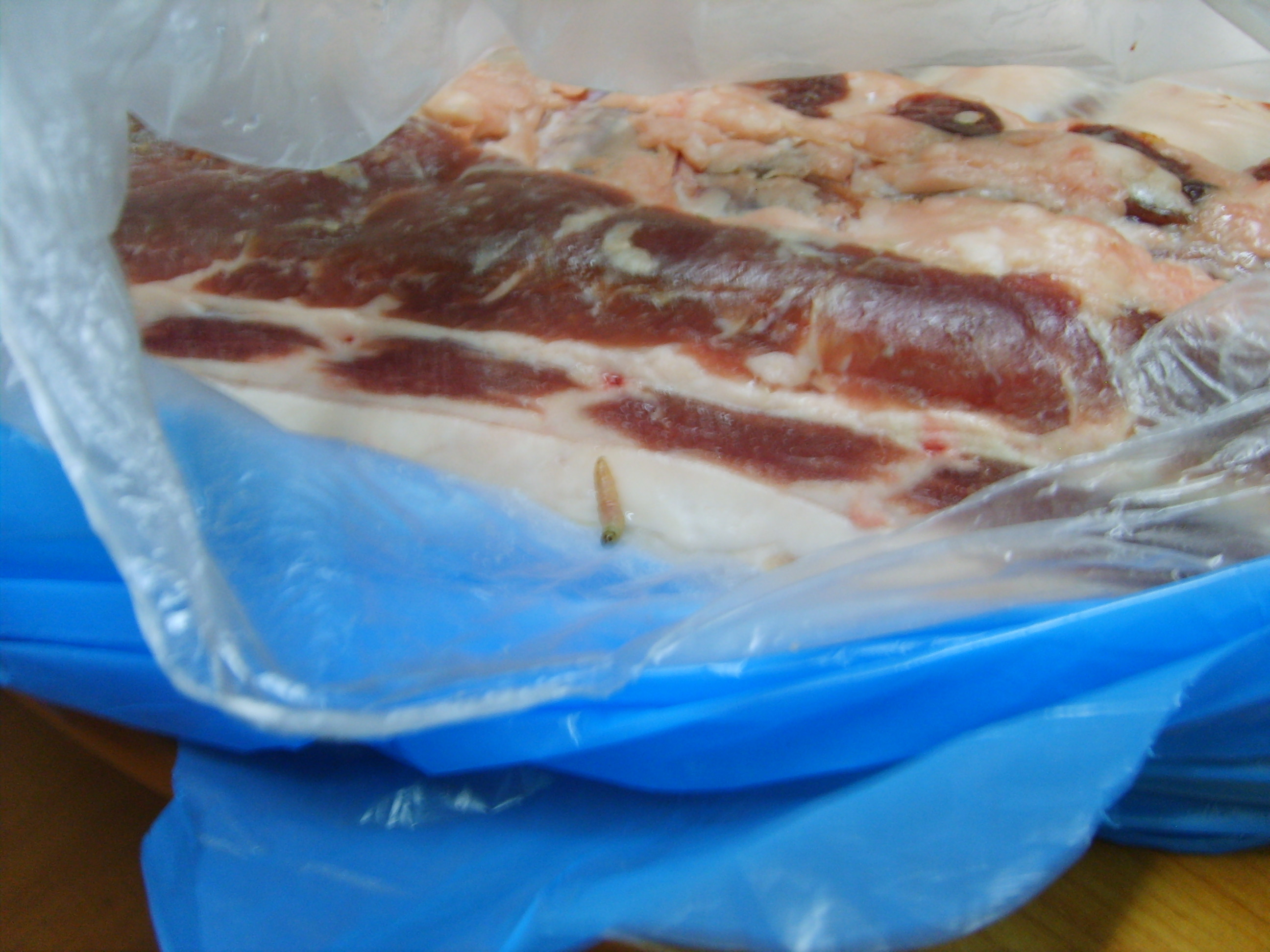 Carne stricata scoasa la vanzare intr-un complex alimentar din Capitala