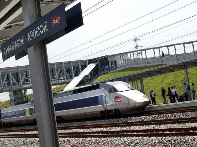 Sase romani, prinsi la furat de cabluri de TGV in Franta