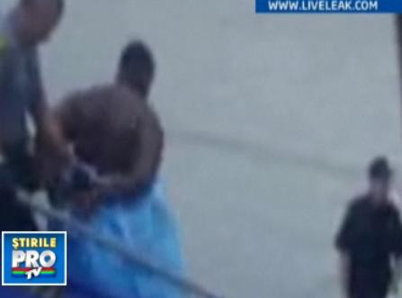 Striptease in avion! Primele imagini cu barbatul gol pusca