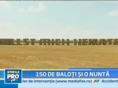 Si-a cerut iubita in casatorie cu ajutorul unor baloti de paie!