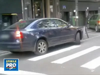Parcare "made in Bucuresti": pe trecerea de pietoni, sub ochii fraierilor!