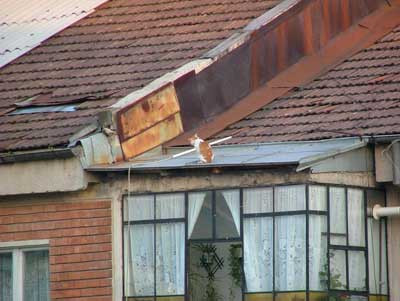 Mansardare de mantuiala! La fiecare ploaie se trezesc cu apa in apartamente